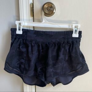 Lululemon hotty-hot 2.5” camouflage print shorts